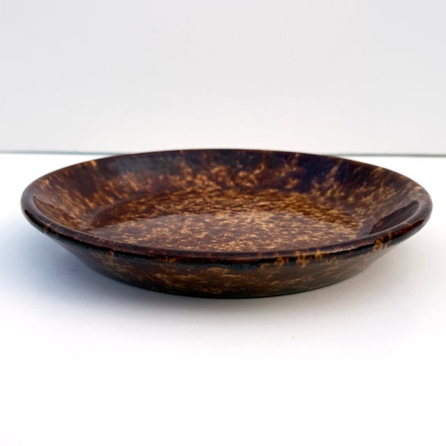 This antique spongeware pie plate in brown and white Rockingham glaze is a classic example of American folk art pottery....