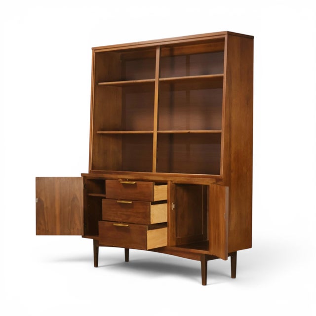 Brown Stanley Furniture Vintage Mid Century Modern China Cabinet C. 1960s For Sale - Image 8 of 12