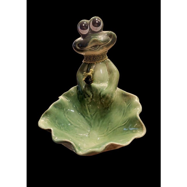 1990s Vintage Green Whimsical Frog Lily Pad Dish Catchall Statue Tray For Sale - Image 5 of 7