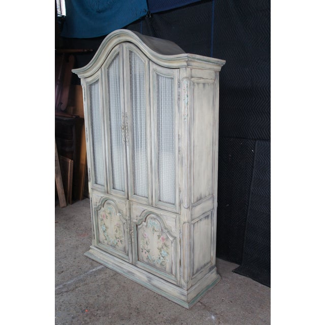 Late 20th Century Wellington Hall Painted French Provincial Illuminated Drybar Bar Cabinet For Sale - Image 5 of 17
