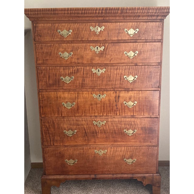 Wood Important American Chippendale Figured Maple Tall Chest-of-Drawers Rhode Island, United States 1760-1780 For Sale - Image 7 of 8