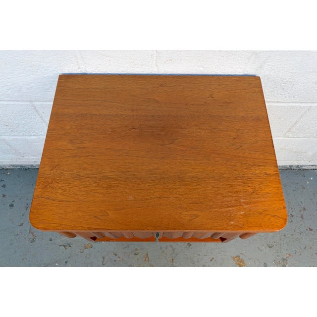 Single Mid 20th Century Modern Walnut Nightstand by Young Mfg., Attributed For Sale - Image 9 of 14