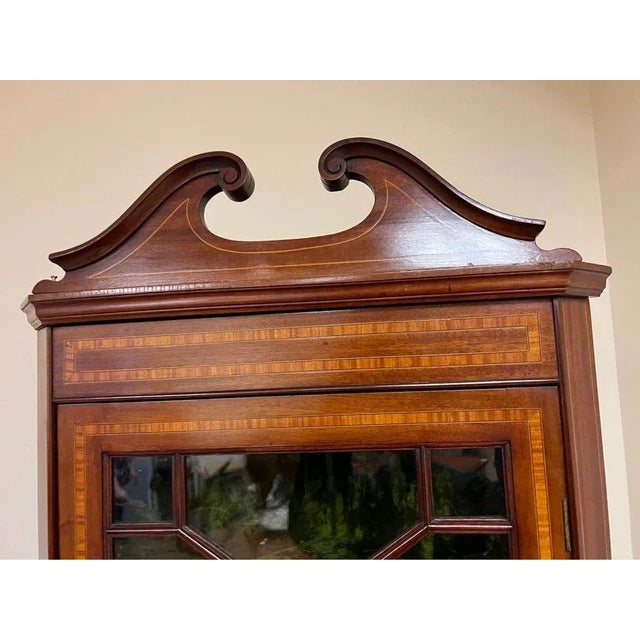 George III Style Satinwood Inlaid Mahogany Two-Part Coner Cabinet. Circa 1840. For Sale - Image 9 of 11