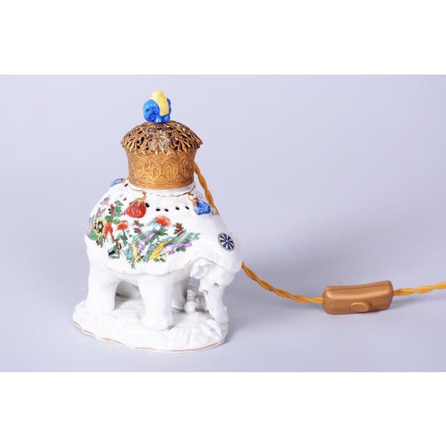 This exotically styled table lamp originates from India in the 1970s and is a fascinating example of decorative art that...