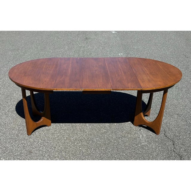 Mid-Century Modern Mid-Century Modern Broyhill Brasilia 6140-45 Round Pedestal Base Walnut Dining Table With 3 Leaves For Sale - Image 3 of 7