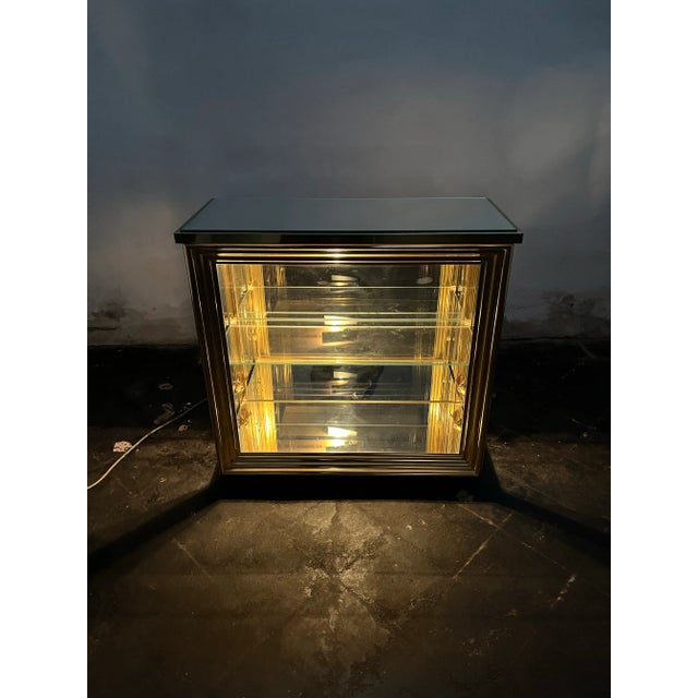 1970s Hollywood Regency Brass & Glass Display or Curio Cabinet After Mastercraft For Sale - Image 5 of 7