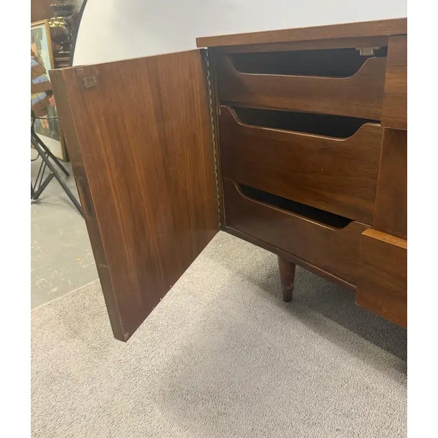 Mid-Century Modern American of Martinsville Walnut 9-Drawer Dresser or Credenza For Sale - Image 17 of 18