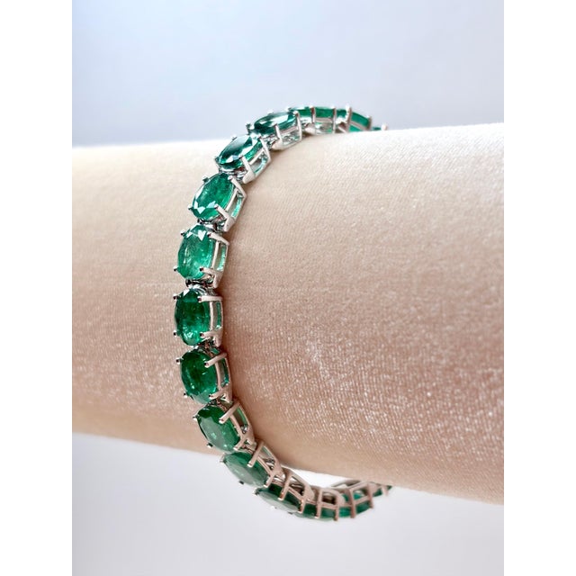 Metal 27 Carat Natural Emerald Tennis Bracelet, 14 Karat White Gold, 17gm, 7 Inch For Sale - Image 7 of 8