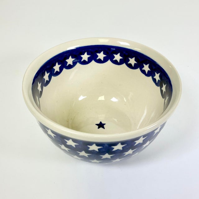 American 1980s Arts & Crafts Americana Boho Chic Stars Boleslawiec Polish Pottery Serving Bowl - 4th of July For Sale - Image 3 of 9