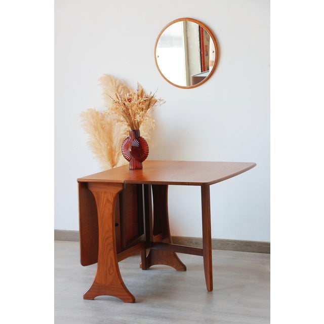 Optimize your interior space with this magnificent scandinavian folding teak table, designed in the 1960s. Thanks to its...