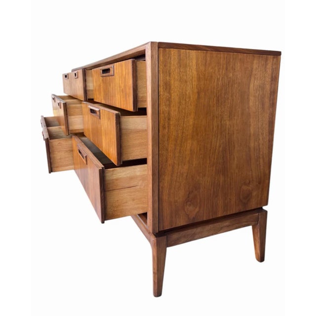 Sculptural Mid-Century Walnut 9-Drawer Dresser in Danish Modern Style For Sale - Image 9 of 17