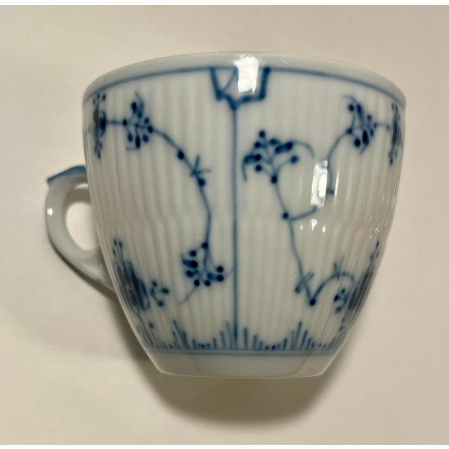 Vintage Royal Copenhagen 081/082 Hand Painted Teacups & Saucers - Set of 4 For Sale In Los Angeles - Image 6 of 9