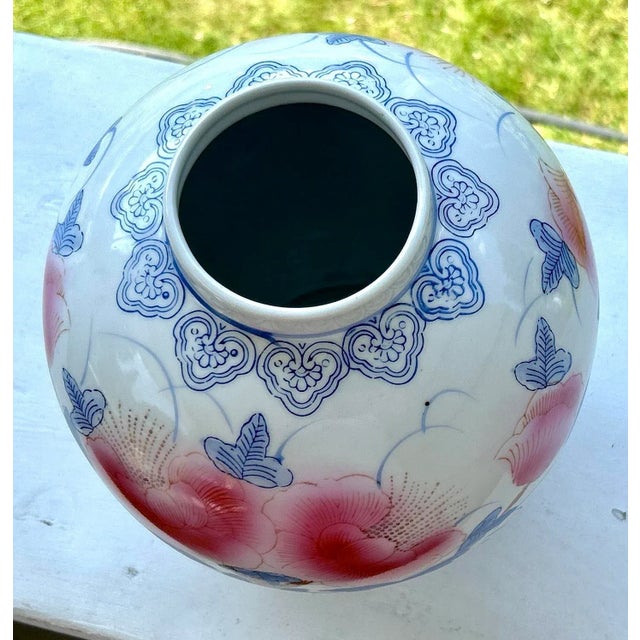 A vintage Chinese porcelain vase in great condition. White backdrop, hand painted large pink flowers and blue leaves,...