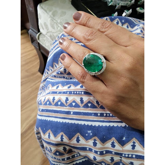 Early 21st Century Natural Zambian Ring 14.90 Carats Emerald and 2.15 Carats in 14k Gold For Sale - Image 5 of 5