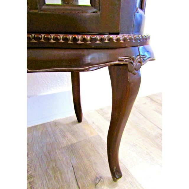 Wood 1930's Queen Anne Mahogany Kidney Shaped Beveled Glass Tray Top Drink Cabinet For Sale - Image 7 of 18