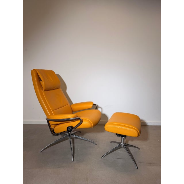 Metal Set of City Recliner with Ottoman in Mustard Yellow Leather from Stressless For Sale - Image 7 of 8