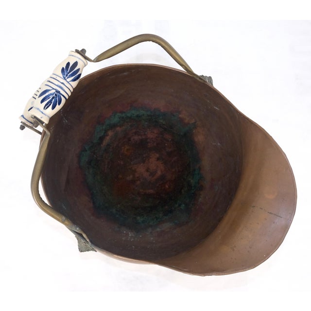 Arts & Crafts Large Made in Holland Antique Copper Coal Scuttle w/ Brass Ceramic Handle For Sale - Image 3 of 8