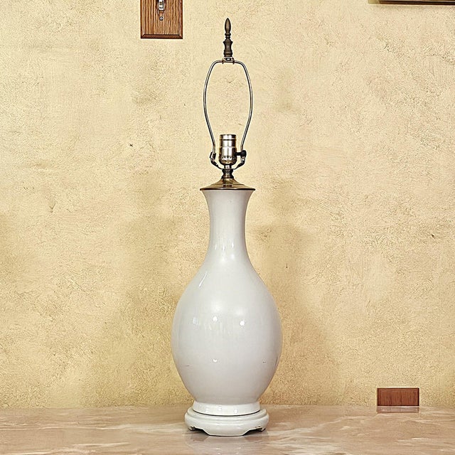 Vintage Cream Ceramic Urn Table Lamp With Brass Accents & Shade - Hollywood Regency For Sale - Image 12 of 18
