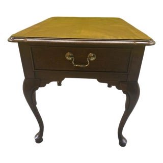 Mid-20th Century Thomasville Queen Anne Style Walnut End Table With Drawer – Vintage Accent Table For Sale