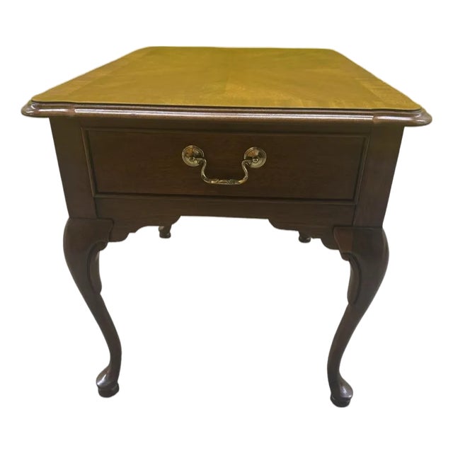 Mid-20th Century Thomasville Queen Anne Style Walnut End Table With Drawer – Vintage Accent Table For Sale