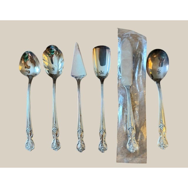 Beautiful vintage 54-piece Wm. Rogers Mfg. Co. silverplate flatware set in the Magnolia pattern, circa 1951. This Original...