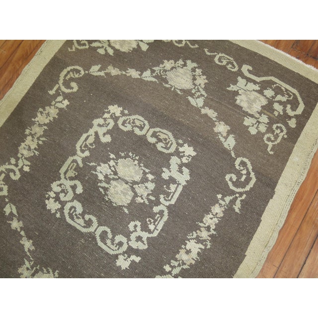 Hand Knotted Gray Floral Motif Mid-20th Century Scatter Size Rug For Sale - Image 4 of 5