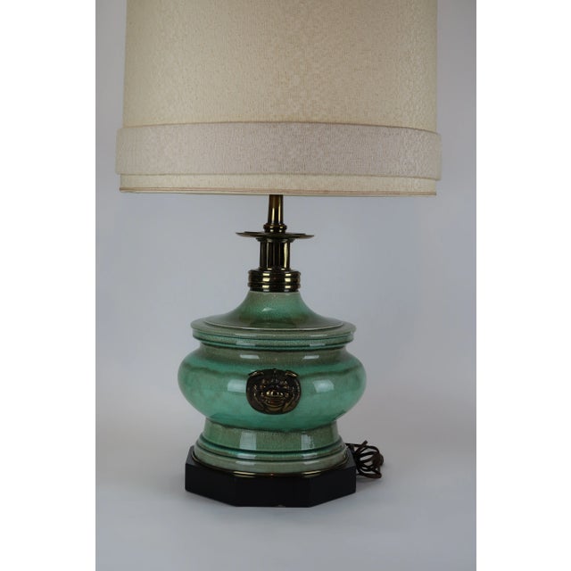 Edwin Cole 1950's Stiffel by Edwin Cole Chinoiserie Ceramic & Brass Dragon Foo Dog Table Lamp For Sale - Image 4 of 13