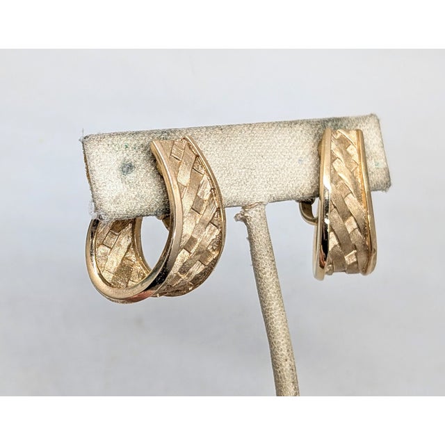 Mid-Century Modern Vintage 1962 Signed Trifari Ad Piece Rhodium Plated "Woven" Ribbon Clip Earrings-2 Pieces For Sale - Image 3 of 9