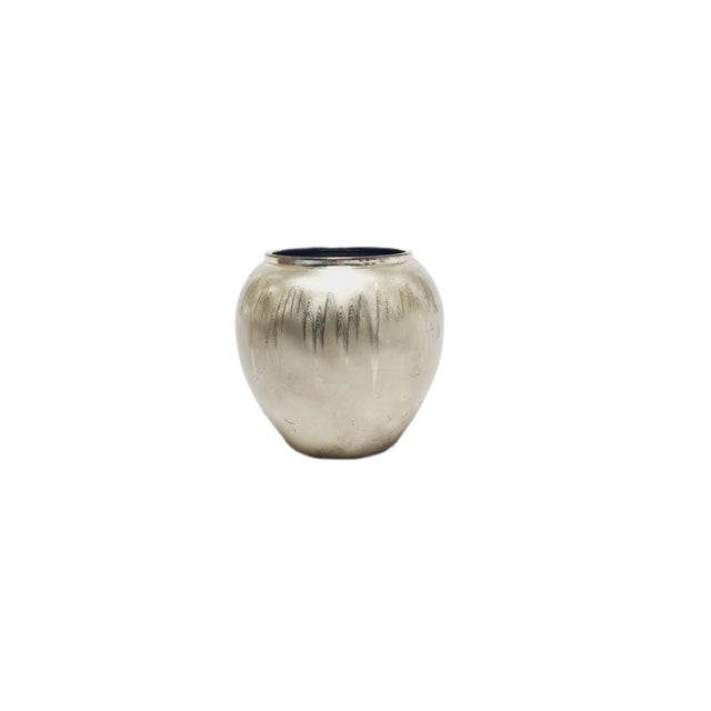 The vase was produced in Germany by the WMF Ikora label in the 30s. It is made of art deco style. Signed. It is preserved...