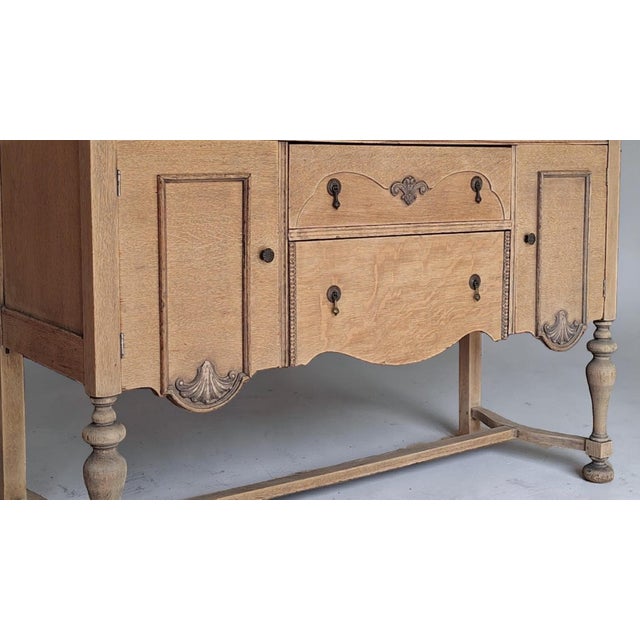 Early 1900s Tiger Oak Sideboard With Scalloped Apron and Turned Legs For Sale In Atlanta - Image 6 of 10
