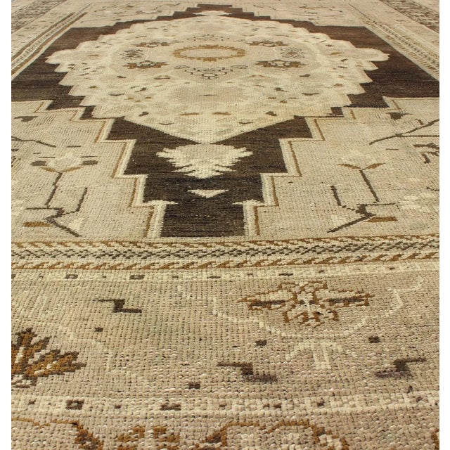 Floral Medallion Turkey Oushak Vintage Rug in Ivory, Taupe, Brown and Olive 6′1″ × 9′6″ For Sale In Atlanta - Image 6 of 9