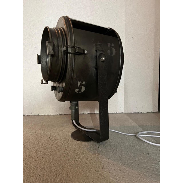 Grosser a.e. Cremer cinema shearer from the paris of the 50s, including fresnel linse. We screwed an e27 adapter into the...