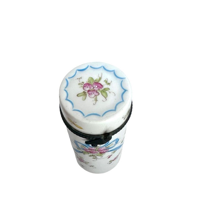 Antique French Hand-Painted Porcelain Needle Étui With Bird Clasp – Sèvres Style For Sale - Image 4 of 9
