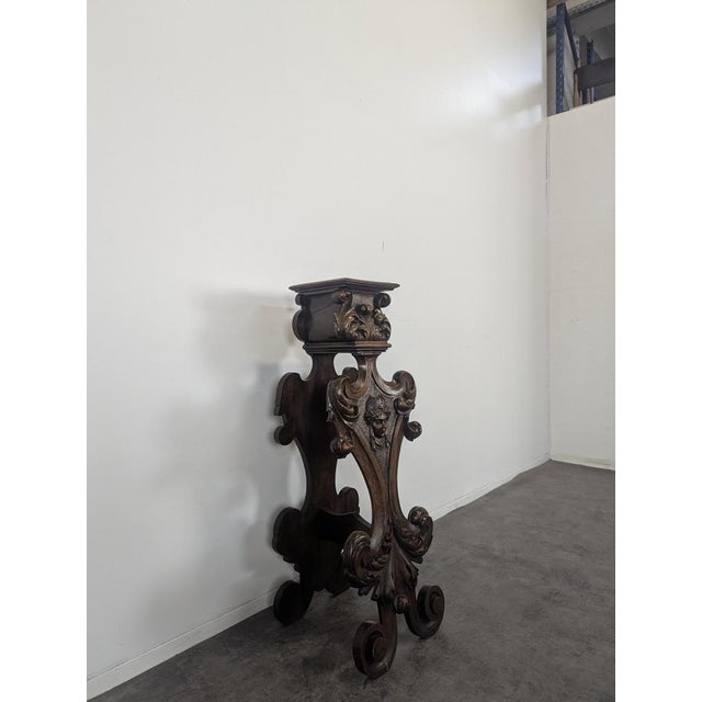 Renaissance Style Walnut Selette, in Very Good conditions.