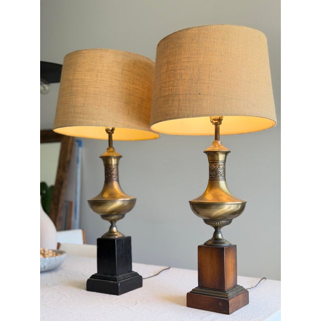 Neoclassical 1970s Pair of Neoclassical Brass Urn Table Lamps on Wood Bases With Linen Shades in Style of Maison Jansen / James Mont For Sale - Image 3 of 12