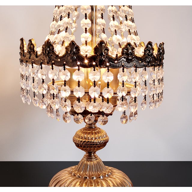 Gold French Hollywood Regency Table Lamp in Gilt Brass with Cascading Crystal Prisms, 1950s For Sale - Image 8 of 18