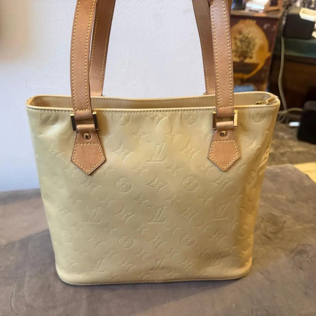 2002 Louis Vuitton Beige, Gold Vernis Patent Leather Houston Hand-Bag For Sale - Image 16 of 17