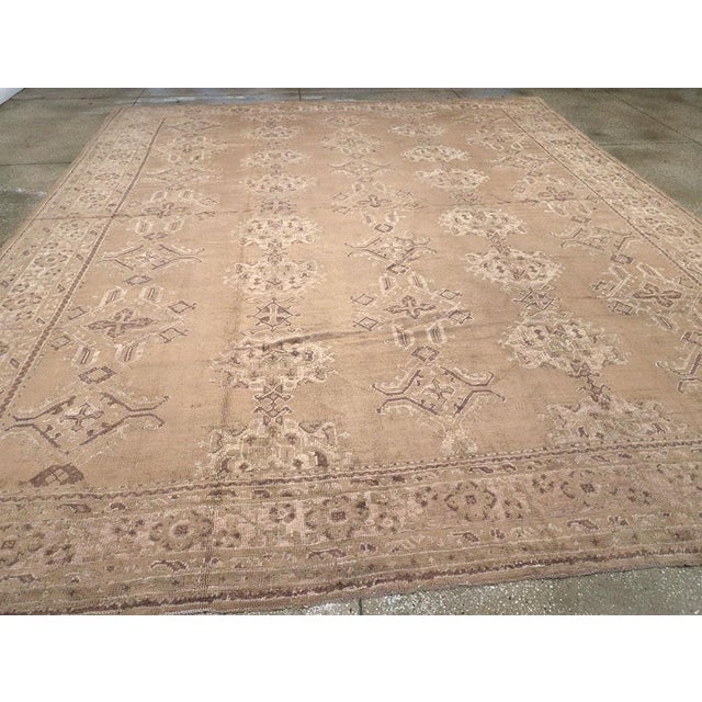 Galerie Shabab Collection Mid-20th Century Turkish Oushak Large Room Size Carpet For Sale In New York - Image 6 of 8