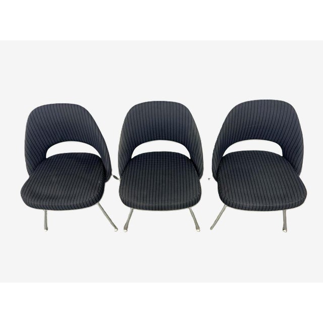 Knoll Early 2000s Charcoal Gray and Cream Executive Chairs by Saarinen for Knoll- A Set For Sale - Image 4 of 12
