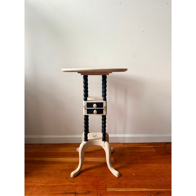1950s Vintage Imperial Furniture Painted Mahogany Side Table | Hand Painted Berry Vine Accent Table For Sale - Image 5 of 16
