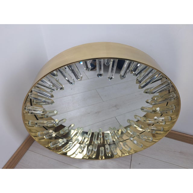Round Mirror in Brass-Plated Iron with Diamond-Cut Glass Stalactites and Magnet For Sale - Image 17 of 18