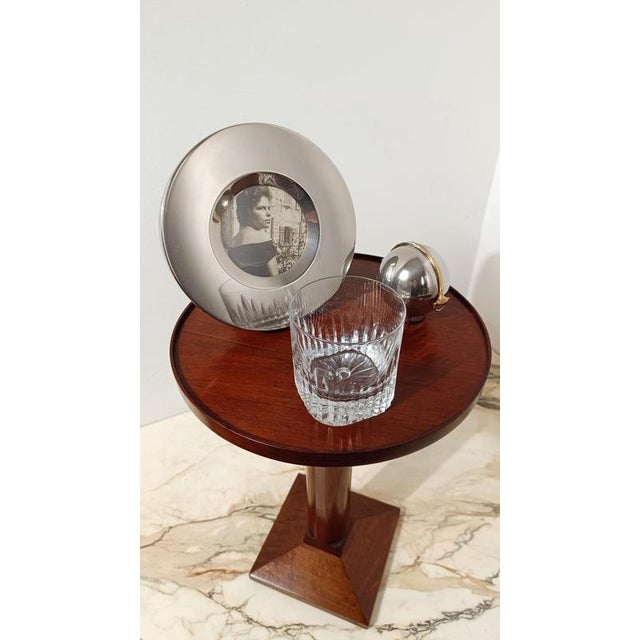 Elegant circular picture frame, almost certainly made in Italy between 1960 and 1970. This vintage round frame is crafted...