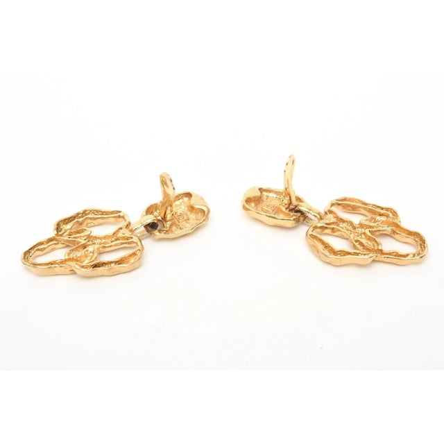 Gold Plated Hammered Sculptural Clip on Dangle Earrings Pair of 80's For Sale In Miami - Image 6 of 7