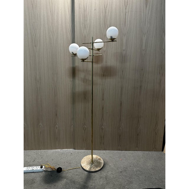 Brass floor lamp - 1960s design with marble base. For sale is a splendid vintage floor lamp dating from the 1960s, with a...