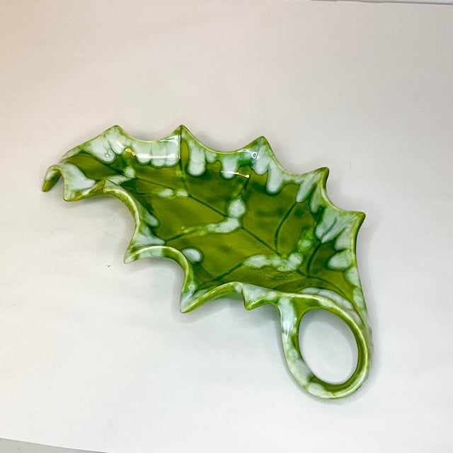 1970s Mid-Century Majolica Folk Art Americana Boho Chic Holly Leaf Dish - Christmas. For Sale - Image 4 of 11