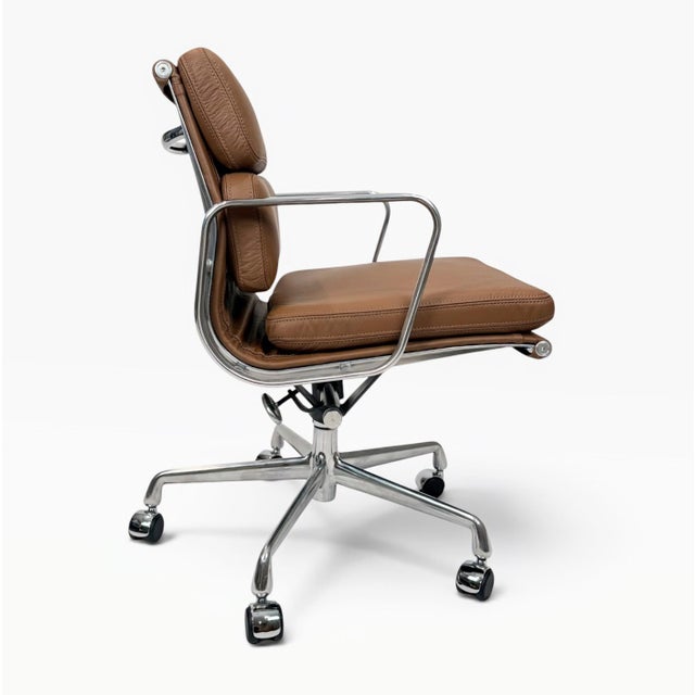 Mid-Century Modern Eames for Herman Miller Aluminum Group Soft Pad Management Chair - Brown Leather For Sale - Image 3 of 11
