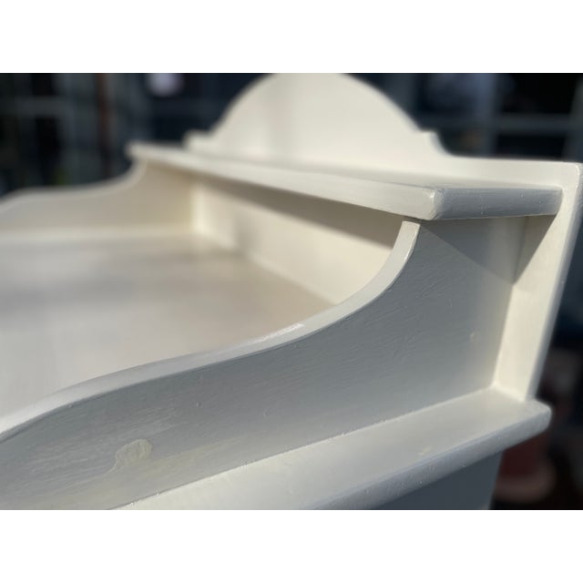 This charming antique chest of drawers has been repainted and completely sanded inside. Width: 84.5 cm Depth: 50 cm...