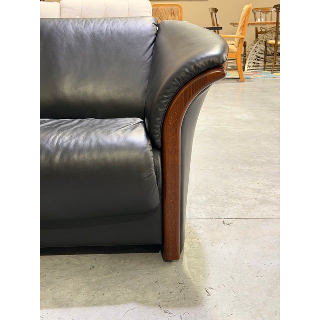 Ekornes ASA 1990s Ekornes Stressless Manhattan Scandinavian Black Leather Three-Seat Sofa With Curved Wood Trim For Sale - Image 4 of 10