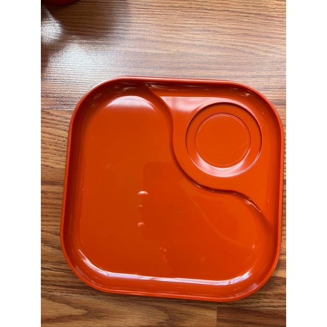 1970s 4 Mug and 4Plate Ingrid Ltd. Chicago Orange/Terracotta Melamine Set - 8 pcs For Sale - Image 4 of 10