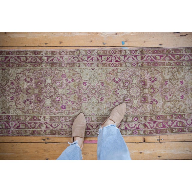 :: Starburst single column center medallions with trefoil contour and interior blossoms outwardly directed. Wrapped by a...